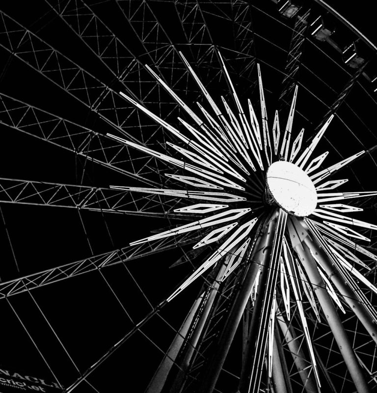 Riesenrad Auf dem Bild ist die Mitte enes Reisenrads zu sehen. Die Mitte sieht aus, wie ein Stern.