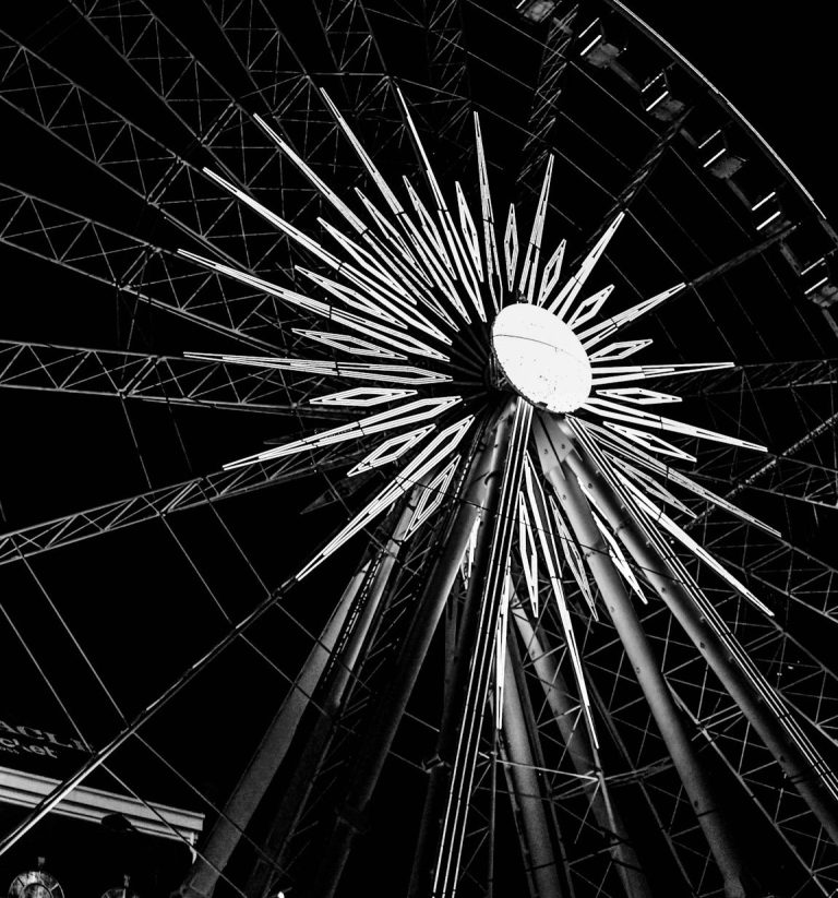 Riesenrad Auf dem Bild ist die Mitte enes Reisenrads zu sehen. Die Mitte sieht aus, wie ein Stern.